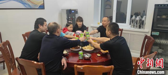 圖為恩和哈達邊境派出所的年夜飯?！《骱凸_邊境派出所供圖