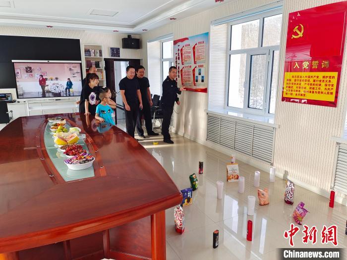 圖為恩和哈達邊境派出所民警和家屬玩套圈。　恩和哈達邊境派出所供圖