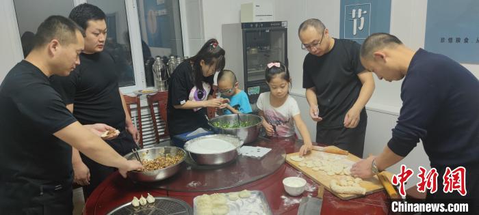 圖為恩和哈達邊境派出所民警和家屬一起包餃子。　恩和哈達邊境派出所供圖