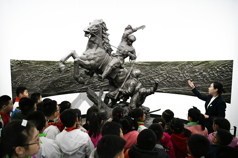 2019年4月4日，在東北烈士紀(jì)念館，學(xué)生們在聽講解員講解。